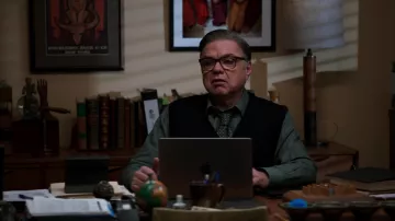 Cravate imprimée portée par Daniel Charles (Oliver Platt) vue dans Chicago Med (S08E14)