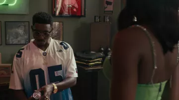 Maillot Fubu porté par Jazz (Jordan L. Jones) vu dans la garde-robe de la série télévisée Bel-Air (S02E02)