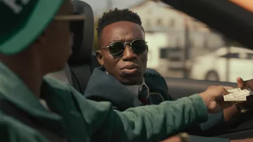 Lunettes de soleil Ray-Ban portées par Carlton Banks (Olly Sholotan) dans les tenues de la série télévisée Bel-Air (S02E01)