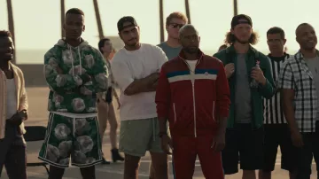 Chándal Moncler usado por Doc (Brooklyn McLinn) como se ve en la serie de televisión Bel-Air (Temporada 2 Episodio 1)