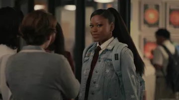 Veste en jean imprimée stars portée par Yazmin Staats (Riele Downs) vue dans Bel-Air (S02E01)