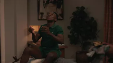 Polo vert Lacoste et short portés par Carlton Banks (Olly Sholotan) comme on le voit dans la série télévisée Bel-Air (saison 2 épisode 1)