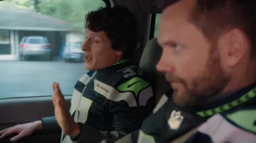 Maillots de l’équipe de football américain Nike NFL Seattle Seahawks portés par Fred 'Shred' Taylor (Michael Rowland) comme on le voit dans Animal Control (S01E02)