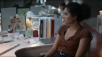 Haut Brown volé porté par Elaine (Brittany O’Grady) comme on le voit dans la série télévisée The Consultant (S01E05)