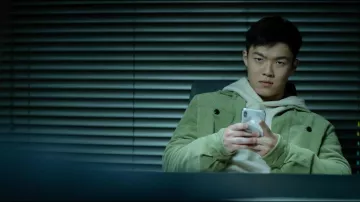Veste en velours côtelé vert portée par Sang (Brian Yoon) comme on le voit dans The Consultant (saison 1 épisode 4)