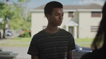 Levi’s T-shirt rayé porté par Kevin Presley (Jahi Di’Allo Winston) comme on le voit dans We Have a Ghost