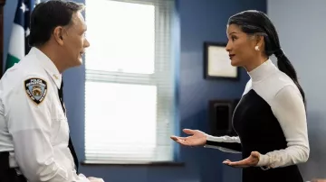 Robe à col roulé portée par Allison Cha (Kelly Hu) vue à East New York (S01E13)