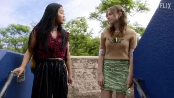 Le pantalon rayé porté par Erika Vu (Lana Condor) dans la série Boo, Bitch (Saison 1 Episode 4)