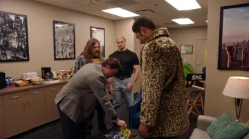 Abrigo de piel con estampado de leopardo usado por Dwayne Johnson (Uli Latukefu) en el programa de televisión Young Rock (S03E13)