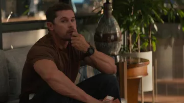 Montre numérique Casio G-shock portée par Charlie 1 (Linc Hand) vue dans NCIS: Hawai’i (S02E15)