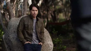 Veste portée par Sam Velez (Jon Seda) dans les tenues de la série télévisée La Brea (saison 2 épisode 14)