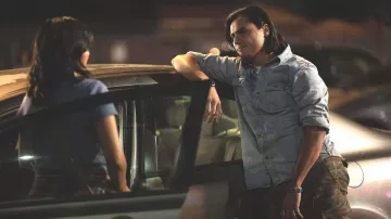 Chemise en jean portée par Derrick (Kiowa Gordon) dans la série télévisée Accusé (S01E06)