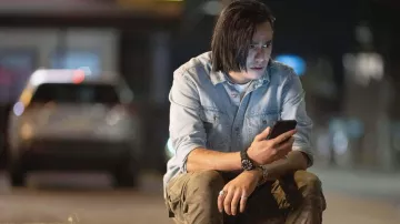 Montre portée par Derrick (Kiowa Gordon) dans les tenues des accusés (S01E06)
