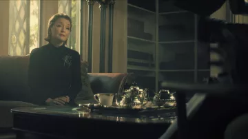 Montre en or portée par Dahlia Archer (Lesley Manville) dans les tenues de la série télévisée Citadel (saison 1)