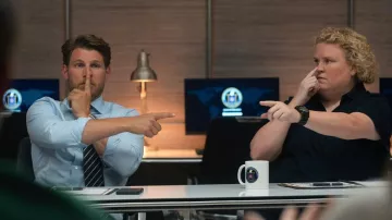 Montre numérique portée par Roo (Fortune Feimster) vue dans FUBAR (Saison 1)