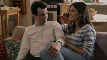 Pull rayé porté par Emma (Monica Barbaro) dans les tenues de la série télévisée FUBAR (saison 1)