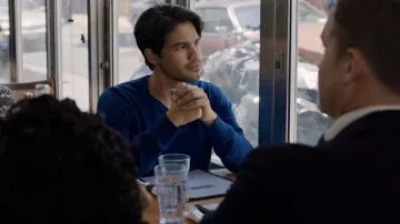 Pull bleu porté par Miguel (Carlos Valdes) dans les tenues de la série télévisée Up Here (saison 1)