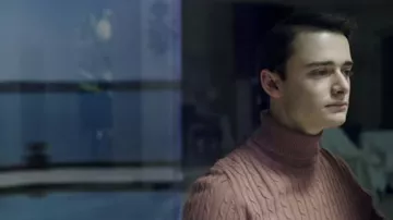 Suéter de cable de cuello alto usado por Jackson (Noah Schnapp) como se ve en The Tutor