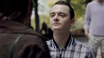 Chaqueta bomber a cuadros usada por Jackson (Noah Schnapp) como se ve en The Tutor