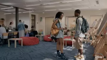 Hi top sneakers en marron portés par Jordan Bell (Amir O’Neil) comme on le voit dans les tenues de la série télévisée The Crossover (saison 1)