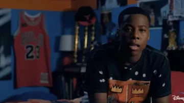 T-shirt basquiat en noir porté par Jordan Bell (Amir O’Neil) comme on le voit dans The Crossover (saison 1)