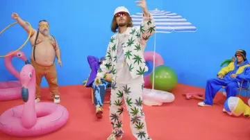 Los pantalones estampados en hojas de cannabis usados por Lorenzo en su video musical La Kush ft. Tony Corrida