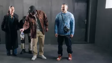 Le sweat bleu porté par The Juice dans la vidéo YouTube Le meilleur duo évite la prison (ft Mister V, Léna, Theo Juice)