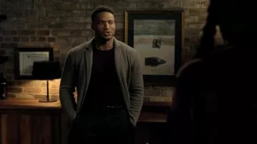 Manteau gris porté par Kam (Cleo Anthony) dans la série télévisée Sex/Life (saison 2, épisode 2)