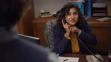 Chemisier jaune moutarde porté par Emily Price (Vella Lovell) vu dans Animal Control (S01E03)