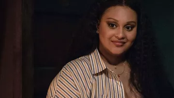 Chemise rayée portée par Ginny (Aliyah Royale) comme on le voit dans les tenues de la série télévisée The Watchful Eye (saison 1 épisode 7)