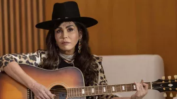 Earrings worn by Shay (Marie Osmond) as seen in Fantasy Island (S02E08)