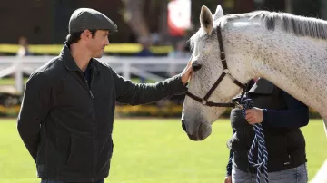 Gorra usada por Charlie Nicoletti (Milo Ventimiglia) como se ve en The Company You Keep (Temporada 1 Episodio 3)