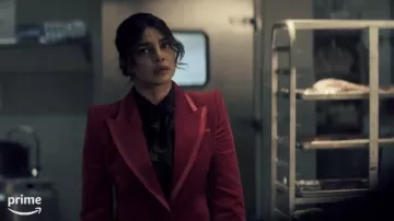 Veste blazer portée par Nadia Sinh (Priyanka Chopra) vue dans la série télévisée Citadel (saison 1)