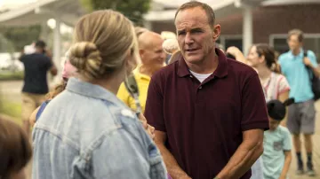 Polo porté par le shérif Ketcher (Clark Gregg) comme on le voit dans les tenues de la série télévisée Florida Man (saison 1)