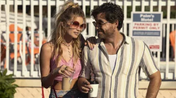 Lunettes de soleil oversize portées par Delly West (Abbey Lee) comme on le voit dans la série télévisée Florida Man (saison 1 épisode 2)