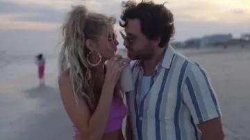 Chemise rayée portée par Mike Valentine (Édgar Ramírez) dans Florida Man Wardrobe (saison 1 épisode 2)
