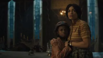 Reloj de oro usado por Gabbie (Rosario Dawson) como se ve en la película Haunted Mansion