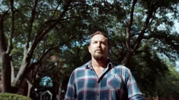 Camisa a cuadros usada por el detective Lucas Boyd (Cole Hauser) como se ve en la película The Ritual Killer