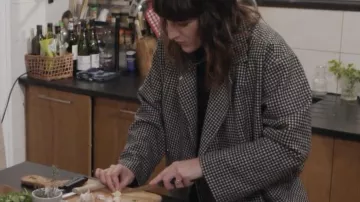 La veste à carreaux oversize portée par Juliette Armanet dans l'émission Un dimanche à la campagne