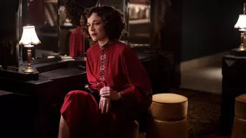 Robe rouge portée par Anita St. Pierre (Jen Tullock) dans les tenues de la série télévisée Perry Mason (saison 2 épisode 1)