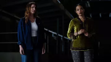 Haut de tunique en velours porté par Ada Monroe (Demetria McKinney) dans la garde-robe de la série télévisée The Winchesters (S01E13)