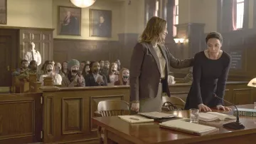 Robe côtelée portée par Brenda (Whitney Cummings) comme on le voit dans l’accusé (S01E07)