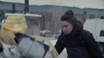 Doudoune noire portée par Eleanor Falco (Shailene Woodley) comme on le voit dans les tenues du film To Catch a Killer