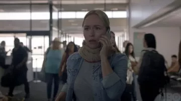Veste en jean portée par Sally Reed (Sarah Goldberg) dans la série télévisée Barry (saison 4)