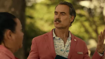 White Button Up Blue Floral porté par Armond (Murray Bartlett) dans The White Lotus Wardrobe (saison 1, épisode 1)