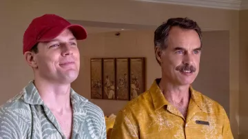 Chemise jaune boutonnée à fleur portée par Armond (Murray Bartlett) dans The White Lotus outfits (saison 1, épisode 5)