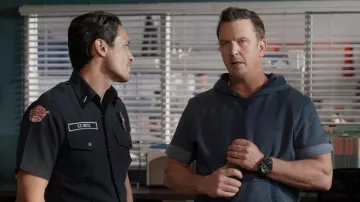 Montre Casio G-Shock portée par le capitaine Sean Beckett (Josh Randall) dans les tenues de la série télévisée Station 19 (saison 6 épisode 9)