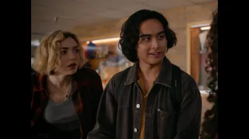 Veste en jean portée par Simon Elroy (Kristian Flores) dans les tenues de la série télévisée School Spirits (saison 1, épisode 1)