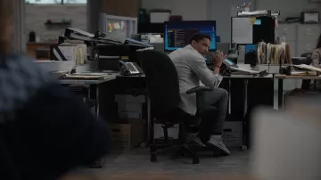 Baskets grises Converse portées par Austin Greene (Craig Frank) dans la garde-robe de l’Alaska Daily TV (saison 1, épisode 8)