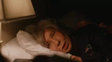 Nike NFL New England Patriots American football team top porté par Lou (Lily Tomlin) comme vu dans 80 pour Brady
